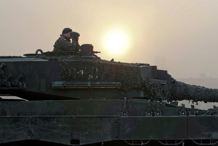 Z polskiej armii w ćwiczeniach wezmą udział żołnierze 10 Brygady Kawalerii Pancernej, Wojsk Specjalnych, Sił Powietrznych i Żandarmerii Wojskowej.<br>Wyjście z koszar do rejonu działań kompanii czołgów LEOPARD 2A4 z 10 Brygady Kawalerii Pancernej ze Świętoszowa na ćwiczenia Noble Jump

<br> <br>fot. (lm/cat) PAP/Lech Muszyński