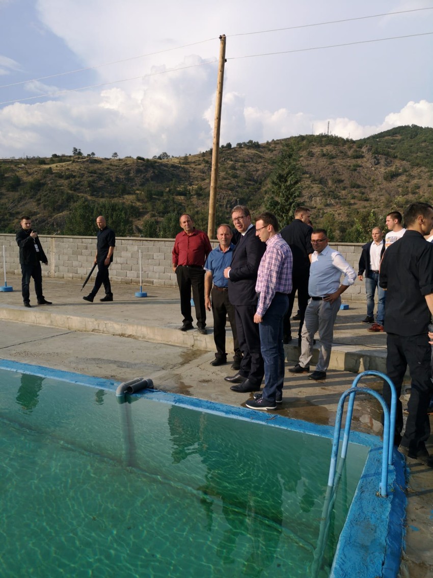 Vučić sa braćom Kovačević pred ribnjakom