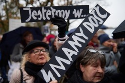 Z parasolkami walczą o swoje prawa. "Czarne protesty" w całym kraju