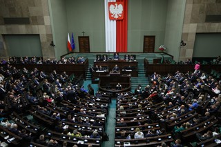 Najnowszy sondaż partyjny. Bardzo złe informacje dla Tuska. Za to Konfederacja i Braun mają powód do radości