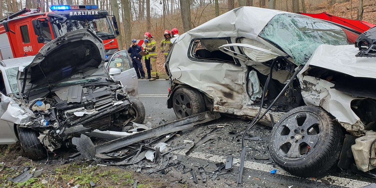 Horror na drodze. Nie żyją dwie osoby, trzecia walczy o życie.