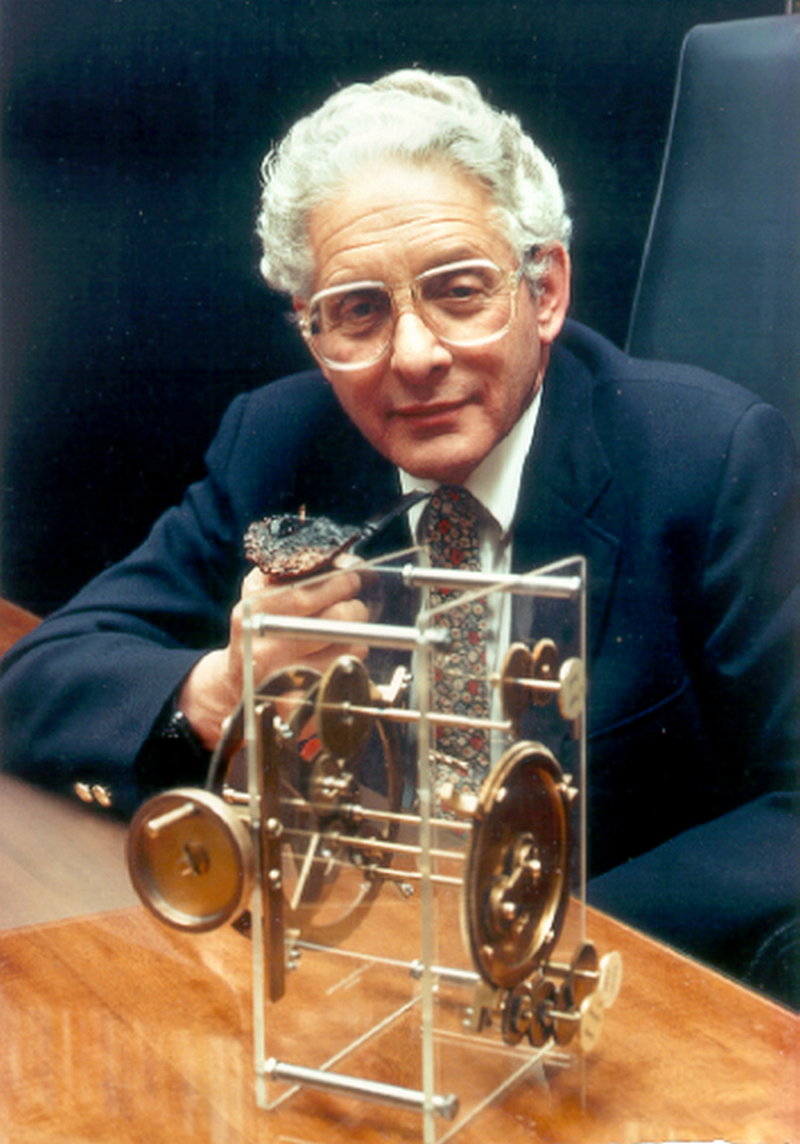 Derek de Solla Price ze stworzonym przez siebie modelem mechanizmu z Antykithiry Zdjęcie z 1982 roku.