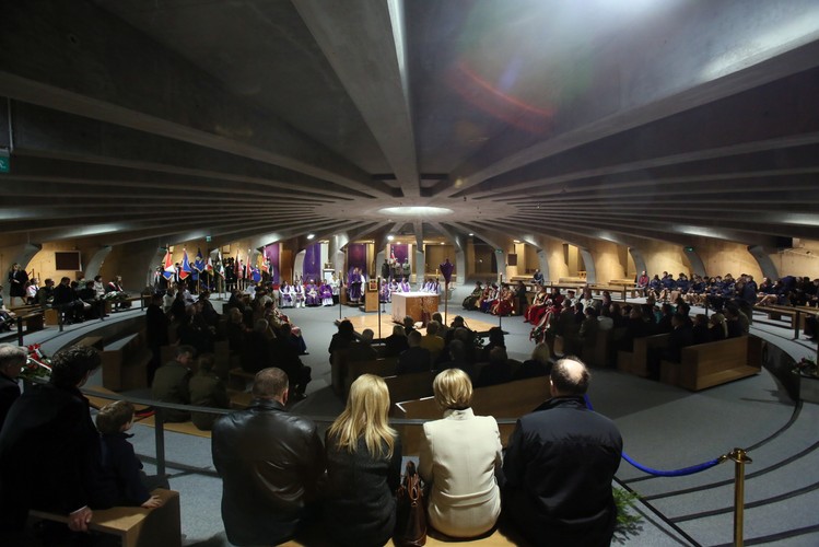 Uroczystość uczczenia pamięci ofiar katastrofy smoleńskiej w Świątyni Opatrzności Bożej w Warszawie, 10 bm. Dziś odbywają się obchody 4. rocznicy katastrofy samolotu Tu-154M, w której zginęło 96 osób, w tym prezydent Lech Kaczyński, jego żona i wielu wysokich rangą urzędników państwowych i dowódców wojskowych. PAP/Leszek Szymański