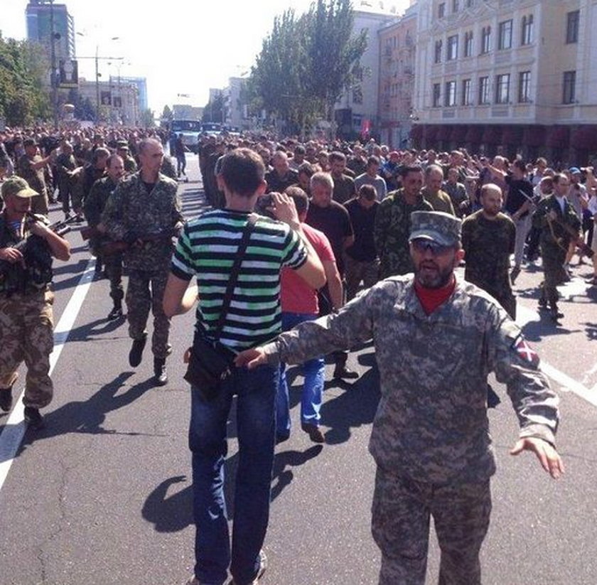 Parada jeńców w Doniecku