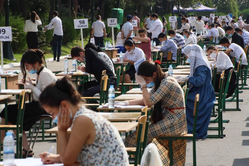 Egzaminy na studia w Taszkiencie, stolicy Uzbekistanu