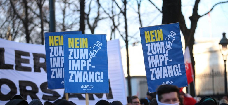 Żółte gwiazdy Dawida z napisem "niezaszczepiony" na demonstracjach koronasceptyków