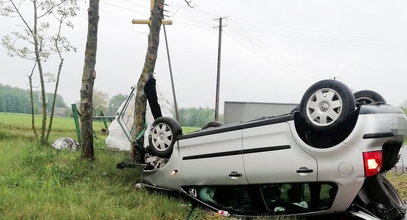 Uderzył w przydrożny krzyż i dachował. Groza pod Ostrowią Mazowiecką