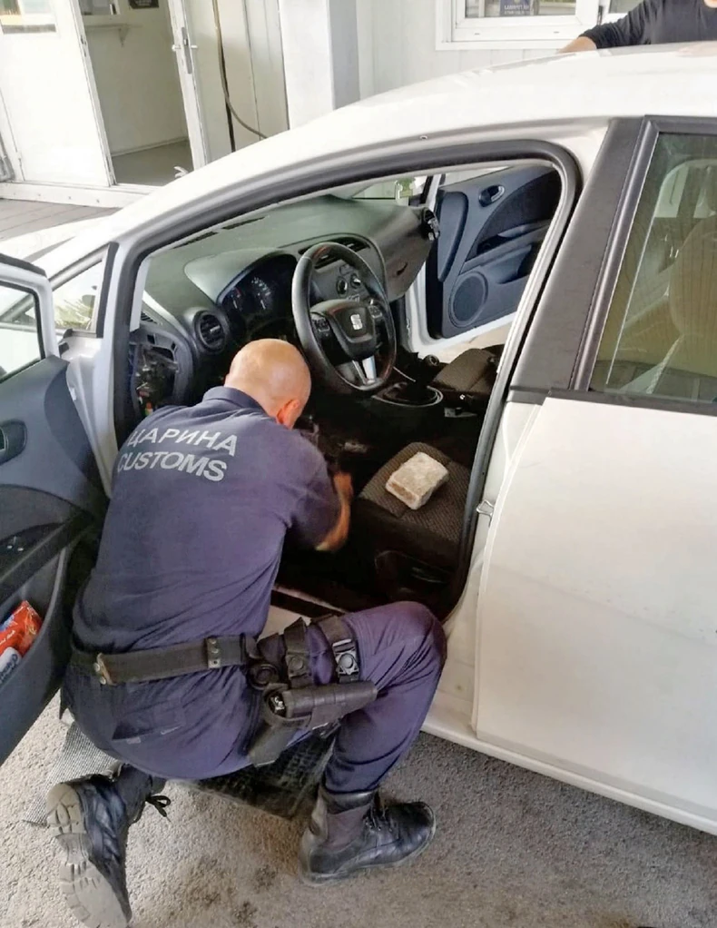 Carinik zaustavio sumnjivi automobil u kom je i pronašao veliku količinu narkotika  