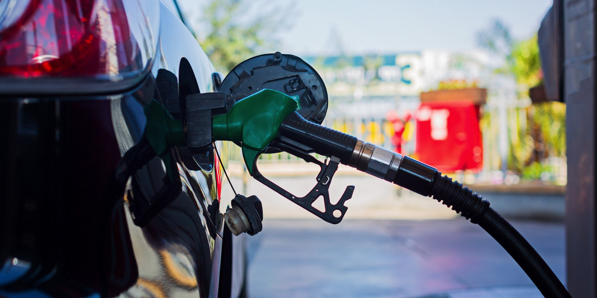 Prognozy cen paliw na stacje na majówkę: Co czeka kierowców?