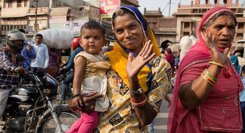 portrait-d-une-indienne-et-son-bebe-sur-le-sandar-market-rajasthan-inde