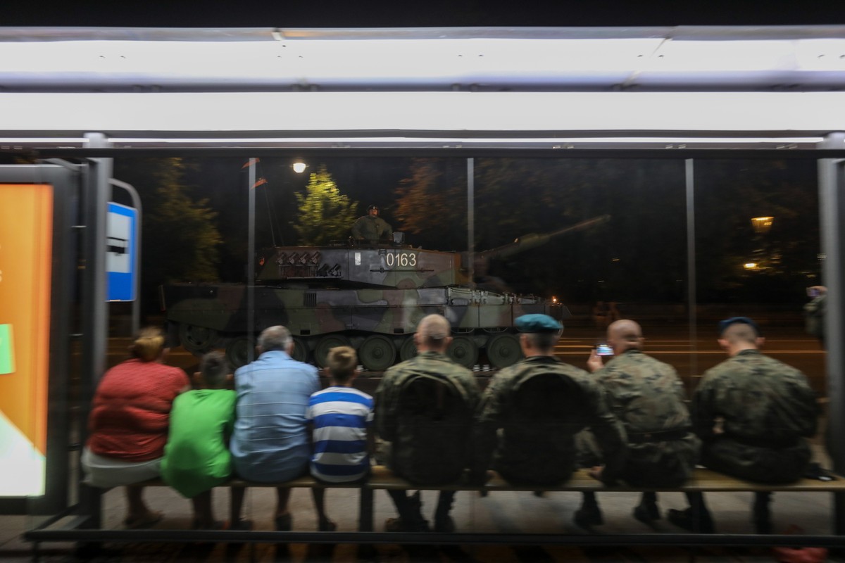 Żołnierze podczas próby generalnej defilady z okazji święta Wojska Polskiego w Alejach Ujazdowskich