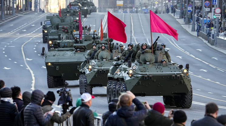 Orosz páncélozott harci járművek gurulnak a győzelem napi díszszemle próbáján a moszkvai Tverszkaja utcán 2022. május 4-én. Oroszországban május 9-én ünneplik a náci Németország felett a II. világháborúban aratott győzelem 77. évfordulóját. / Fotó: MTI/AP/Alekszandr Zemljanyicsenko