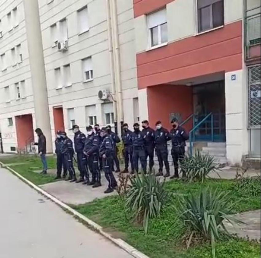 Policija ispred zgrade u kojoj se odigrava drama