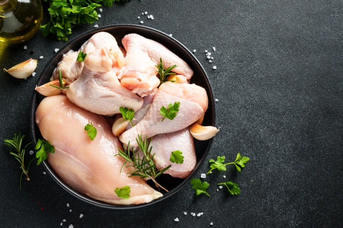 Stručnjaci preporučuju princip dvostrukog kuvanja i potapanje piletine u poseban rastvor pre pripreme obroka