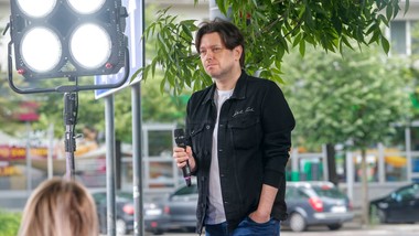 znamy kolejnego uczestnika "twoja twarz brzmi znajomo". jego przebój śpiewała cała polska