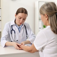 Zsibbadás és csuklófájdalom egyszerre: mi lehet a baj? Ezt próbálja jelezni a szervezet