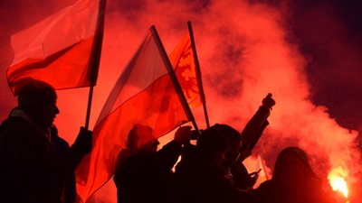 uczestnicy marszu na błoniach Stadionu Narodowego