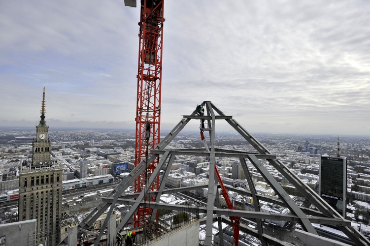 Z chwilą zamontowania stalowego wierzchołka Złota 44 stała się najwyższym wieżowcem o przeznaczeniu wyłącznie mieszkalnym w całej Unii Europejskiej.  Złota 44 prześcignęła tym samym apartamentowiec HSB Turning Torso w Malmo w Szwecji (190 m wysokości). Zdjęcie: Złota 44 (c) ORCO fot. Krzysztof Wierzbowski