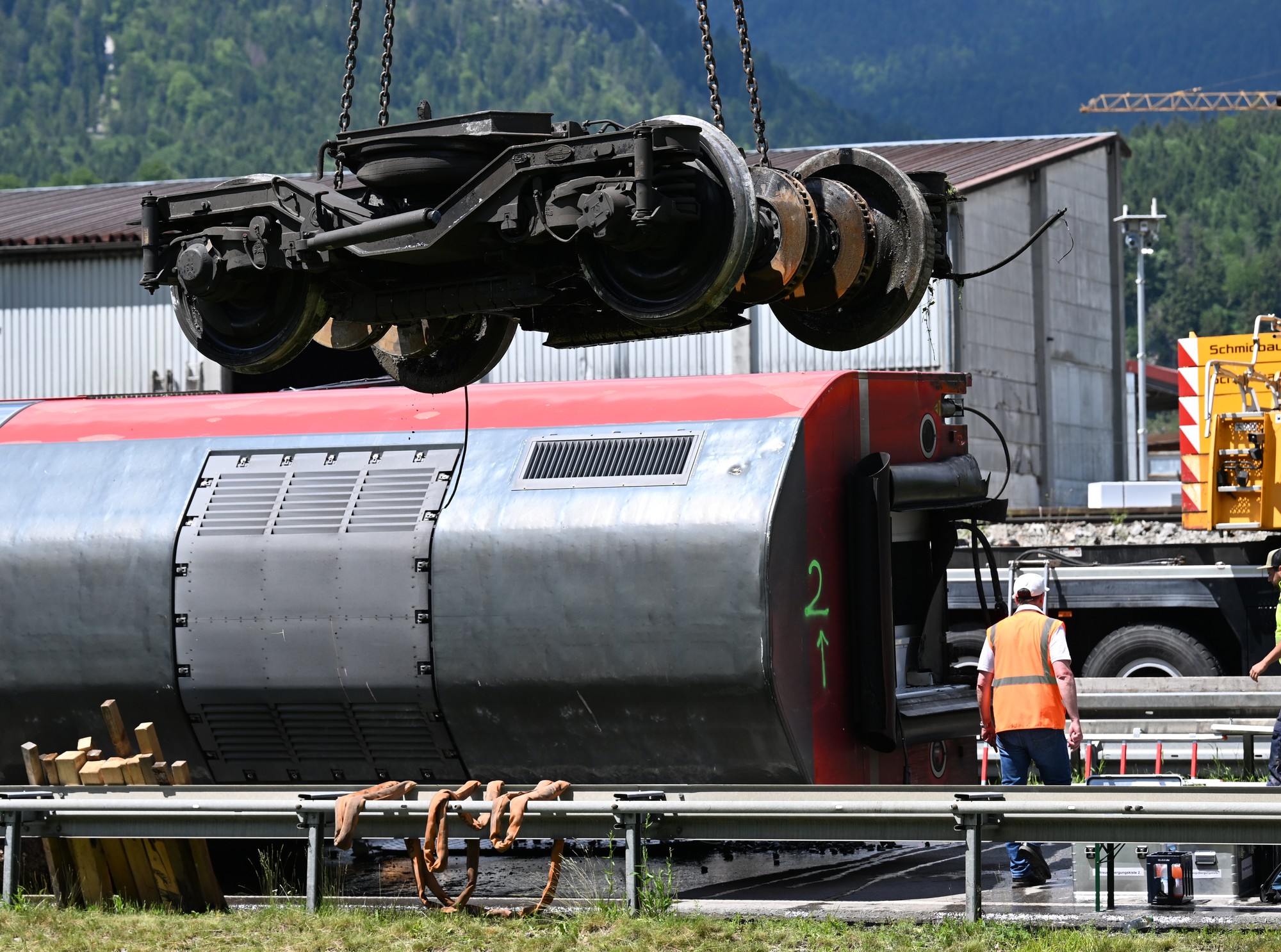 Podvozok vlaku prenášajú z miesta vlakovej nehody v nemeckom meste Burgrain pri Garmisch-Partenkirchene 6. júna 2022.