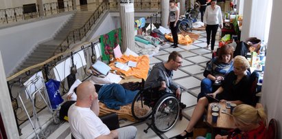 Ks. Isakowicz-Zaleski do protestujących matek w Sejmie: „Zawieście go!”