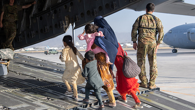 Taniec ze śmiercią, by uciec z Afganistanu. Próby dotarcia na lotnisko w Kabulu
