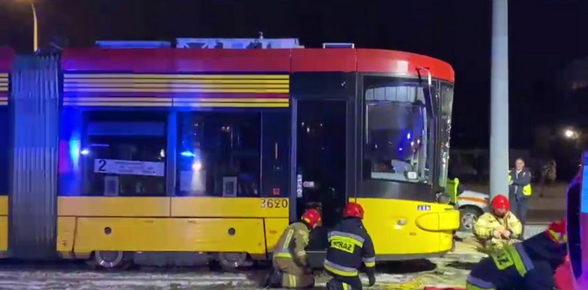 Chwile grozy w Warszawie. 16-latek wpadł pod tramwaj, siła uderzenia roztrzaskała szybę pojazdu