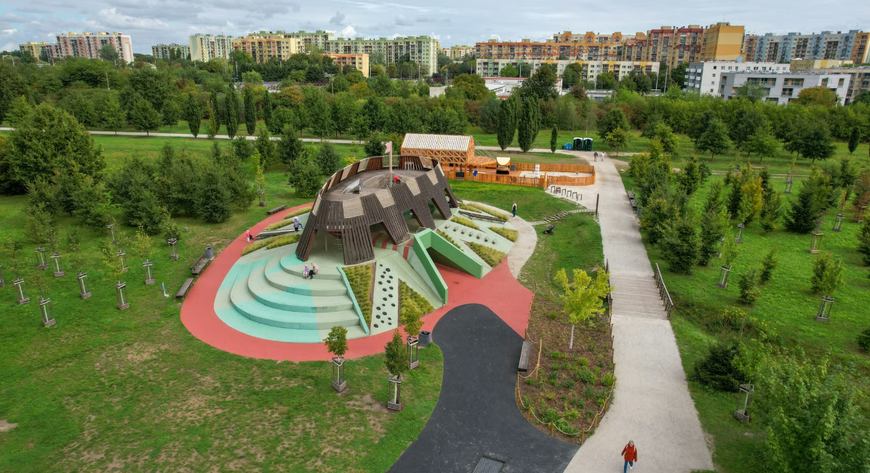 Jeden z flagowych projektów Wrocławskiego Budżetu Obywatelskiego - średniowieczny gród warowny, czyli wyjątkowy plac zabaw w Parku Tysiąclecia obok Nowego Dworu.