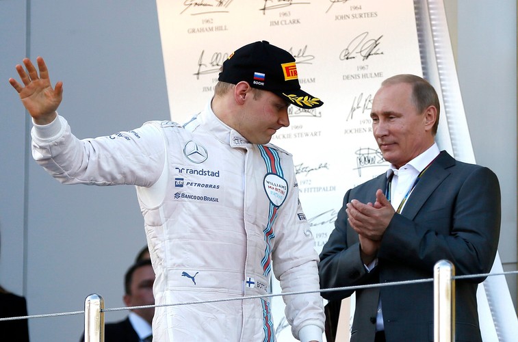 Władimir Putin carem Formuły 1. Wręczał nagrody kierowcom po Grand Prix Rosji