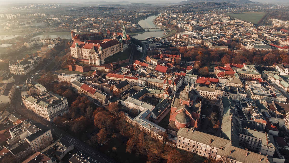 Blisko 200 razy interweniowali w piątek małopolscy strażacy w związku ze skutkami huraganowych wiatrów. Żywioł największe szkody wyrządził w Krakowie. Strażacy usuwali z jezdni i budynków powalone drzewa. - Cały czas wpływają do nas kolejne zgłoszenia i prośby o interwencje związane z uszkodzonymi przez wiatr budynkami, instalacjami czy powalonymi drzewami – powiedział Sebastian Woźniak rzecznik małopolskiej straży pożarnej.