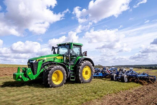 John Deere 8R 340. Taki model ciągnika dostał wiceminister Norbert Kaczmarczyk