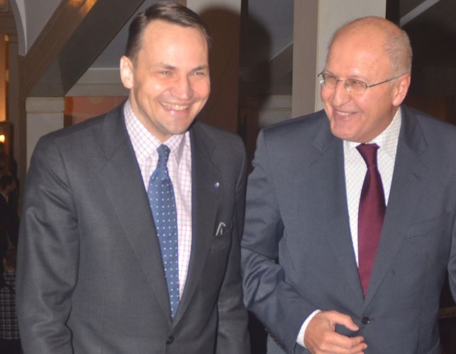 Szef MSZ Radosław Sikorski i dziennikarz tygodnika 'Polityka' Marek Ostrowski