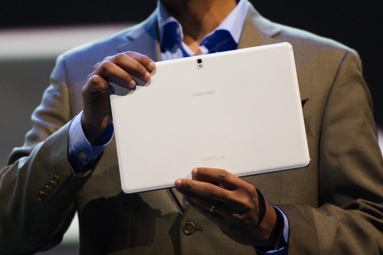 Nanda Ramachandran, wicedyrektor Samsung Telecommunications America, trzyma nowy tablet Samsung Galaxy Tab Pro podczas konferencji prasowej na targach CES 2014 w Las Vegas, 6.01.2014.