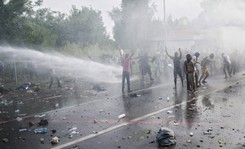 Starcia na granicy węgiersko-serbskiej. Szturm imigrantów, lecą butelki i kamienie... ZDJĘCIA