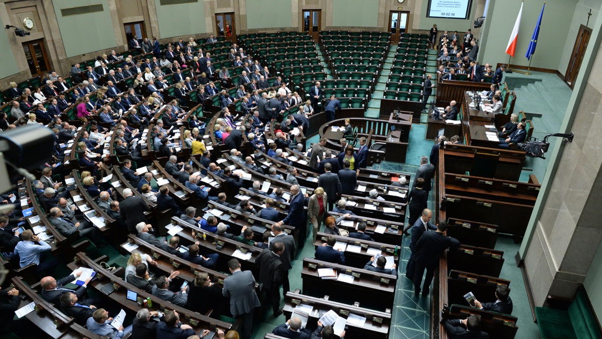 Sejm znowelizował budżet na 2013 r., zwiększając dopuszczalny deficyt mniej więcej o 16 mld zł do 51,5 mld zł. Powodem zmiany są - jak tłumaczył rząd - istotnie niższe od zakładanych tegoroczne wpływy podatkowe budżetu państwa.