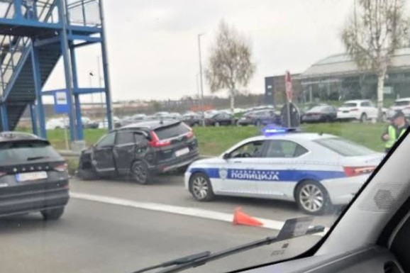 SUDARILI SE AUTOBUS I AUTOMOBIL Saobraćajna nesreća na autoputu kod Autokomerca, na licu mesta policija (FOTO)