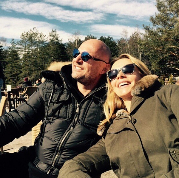 Napisao Je Ceci Najvece Hitove A Ona Je Njegova Ljubav Ova Plavokosa Lepotica Je Milijeva Zena