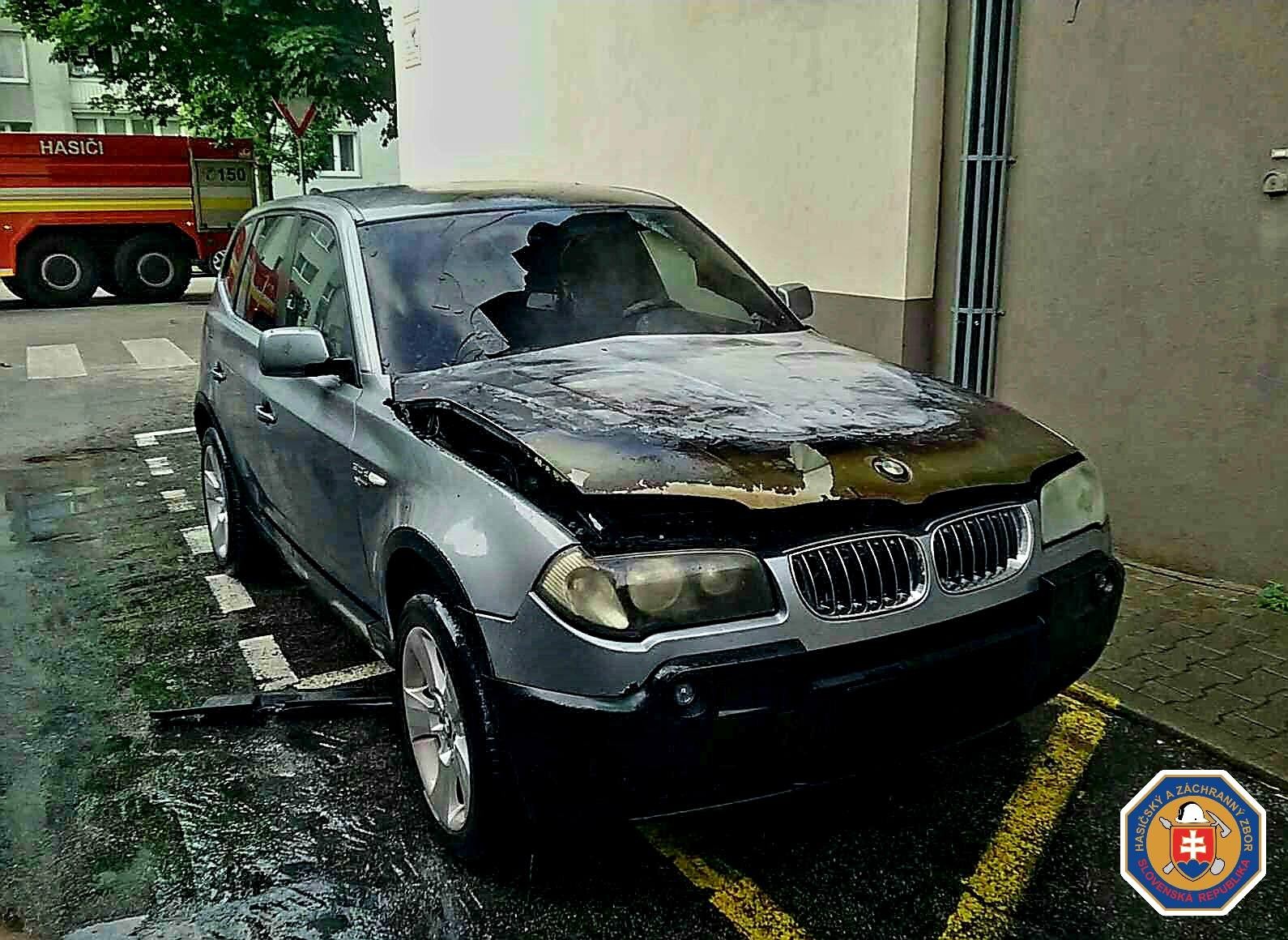 Vodič spozoroval požiar počas jazdy. 