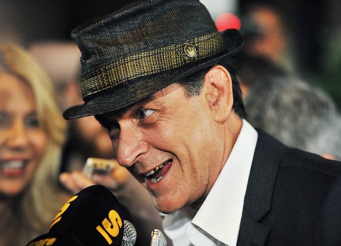 <b>Aktor Charlie Sheen</b> znany z luksusowych, szalonych imprez stracił miliony dolarów wskutek wycofania się zaniepokojonych sponsorów (jednym z nich była firma Hanes). <br>Posądzany o bankructwo aktor postanowił podreperować finanse reklamami samochodów.
