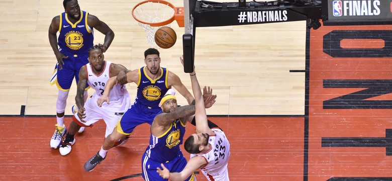 Warriors zmniejszyli stratę do Raptors. Wielki pech Duranta