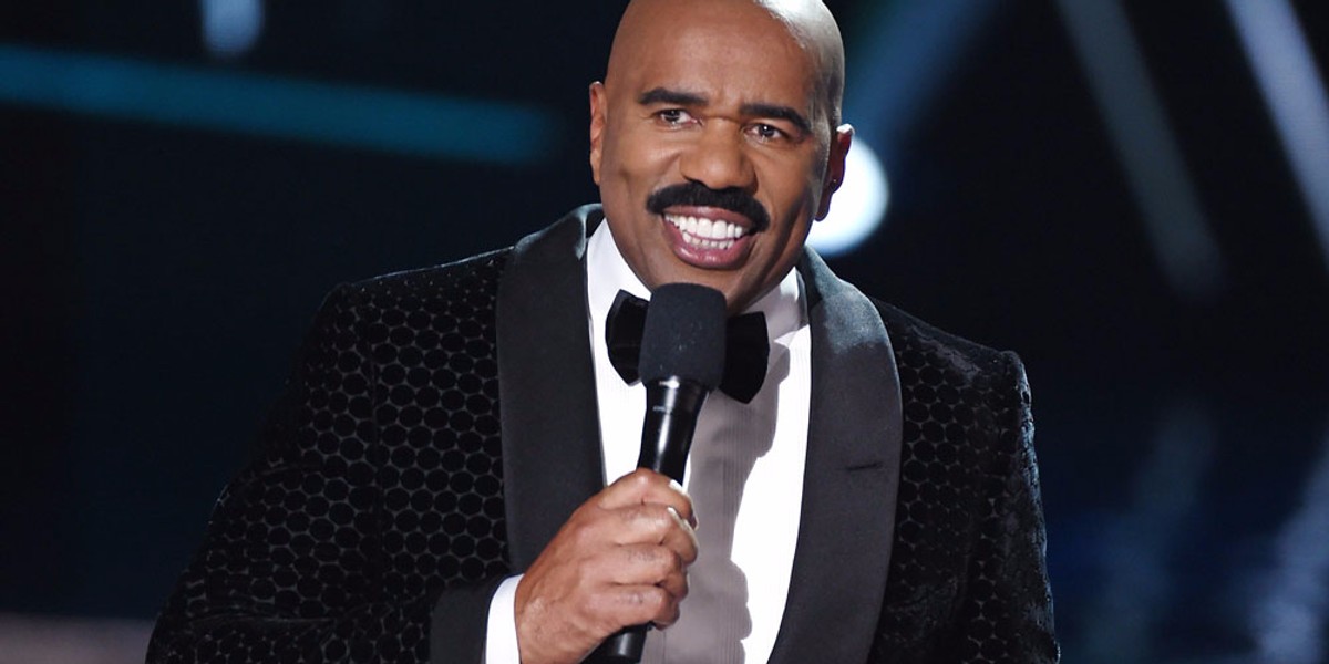 Steve Harvey — who accidentally crowned the wrong Miss Universe winner — offers to help Warren Beatty deal with the biggest gaffe in Oscars history