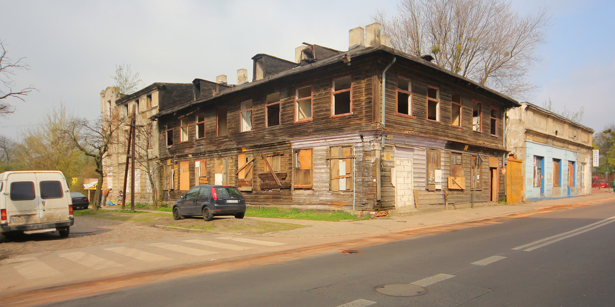 zdewastowany drewniany budynek przy ulicy Przędzalnianej w Łodzi