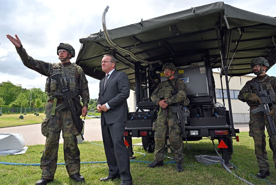 Boris Pistorijus sa nemačkim vojnicima