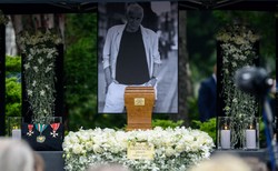 Janusz Głowacki pochowany na Wojskowych Powązkach. "Ten kawałek możesz przeczytać na moim pogrzebie"