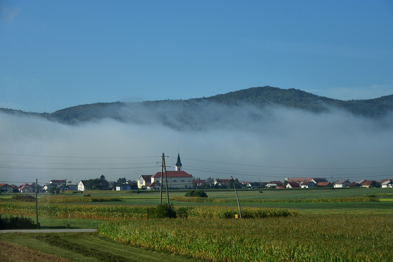 Słoweńskie krajobrazy widziane z okien pociągu