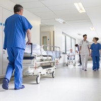A WHO felszólítja a kormányokat, hogy invesztáljanak a betegápolói szakmába