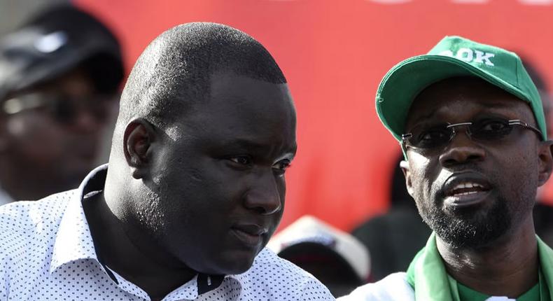 Ousmane Sonko (à droite) et Déthié Fall (à gauche) à Dakar, le 8 juin 2022. © SEYLLOU/AFP
