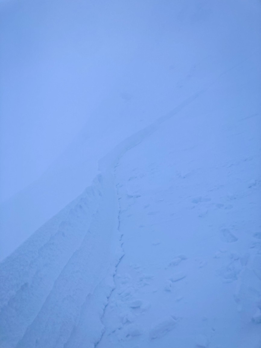  Lavína pod Veľkým Kriváňom zasypala dvoch lyžiarov.