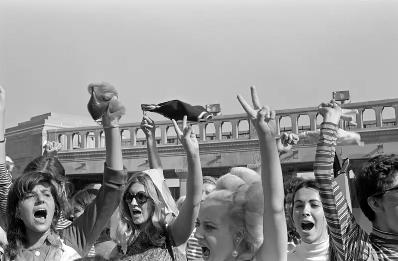 Demonstrantki machają szpilkami oraz stanikami w imię protestu przeciwko wyborowi piękności Miss America, Atlantic City, New Jersey, 7 września 1968 (Zdjęcie: Bev Grant / Getty Images)