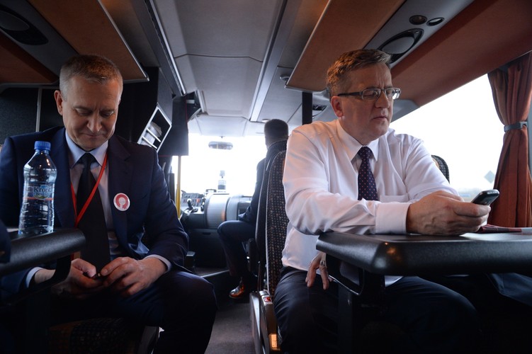 Ubiegający się o reelekcję, prezydent Bronisław Komorowski i szef sztabu Komorowskiego, Robert Tyszkiewicz wyruszają 'bronkobusem' w dwutygodniowy objazd po Polsce