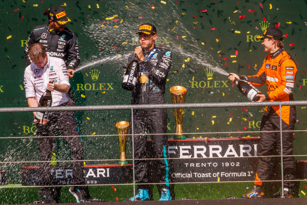 Lewis Hamilton, George Russell i Oscar Piastri